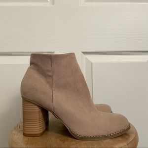 • BRAND NEW Fall/Winter Nude Booties •